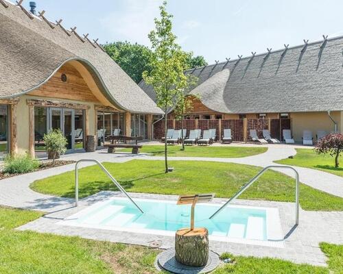 Außenbereich des Alfen Saunalands im 3 Sterne Superior Hotel Ringhotel Alfsee Piazza in Rieste