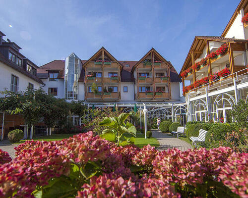 Das 4 Sterne Superior Hotel Ringhotel Krone in Friedrichshafen, am Stadtrand von Friedrichshafen gelegen und umgeben von Obstbaumwiesen