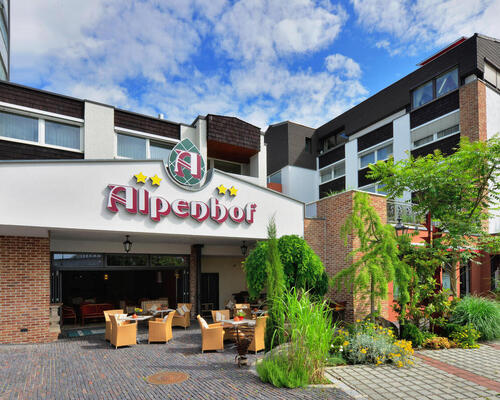 Eingangsbereich mit Terrasse im Ringhotel Alpenhof in Augsburg, Schwaben