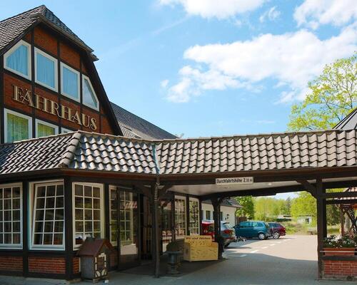 Einfahrt zum 4 Sterne Hotel Ringhotel Fährhaus in Bad Bevensen