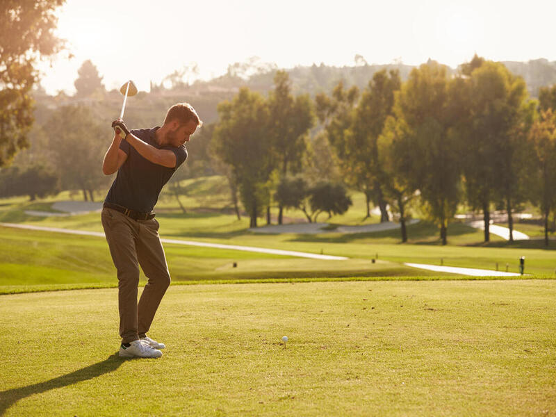 Golfspieler beim Abschlag