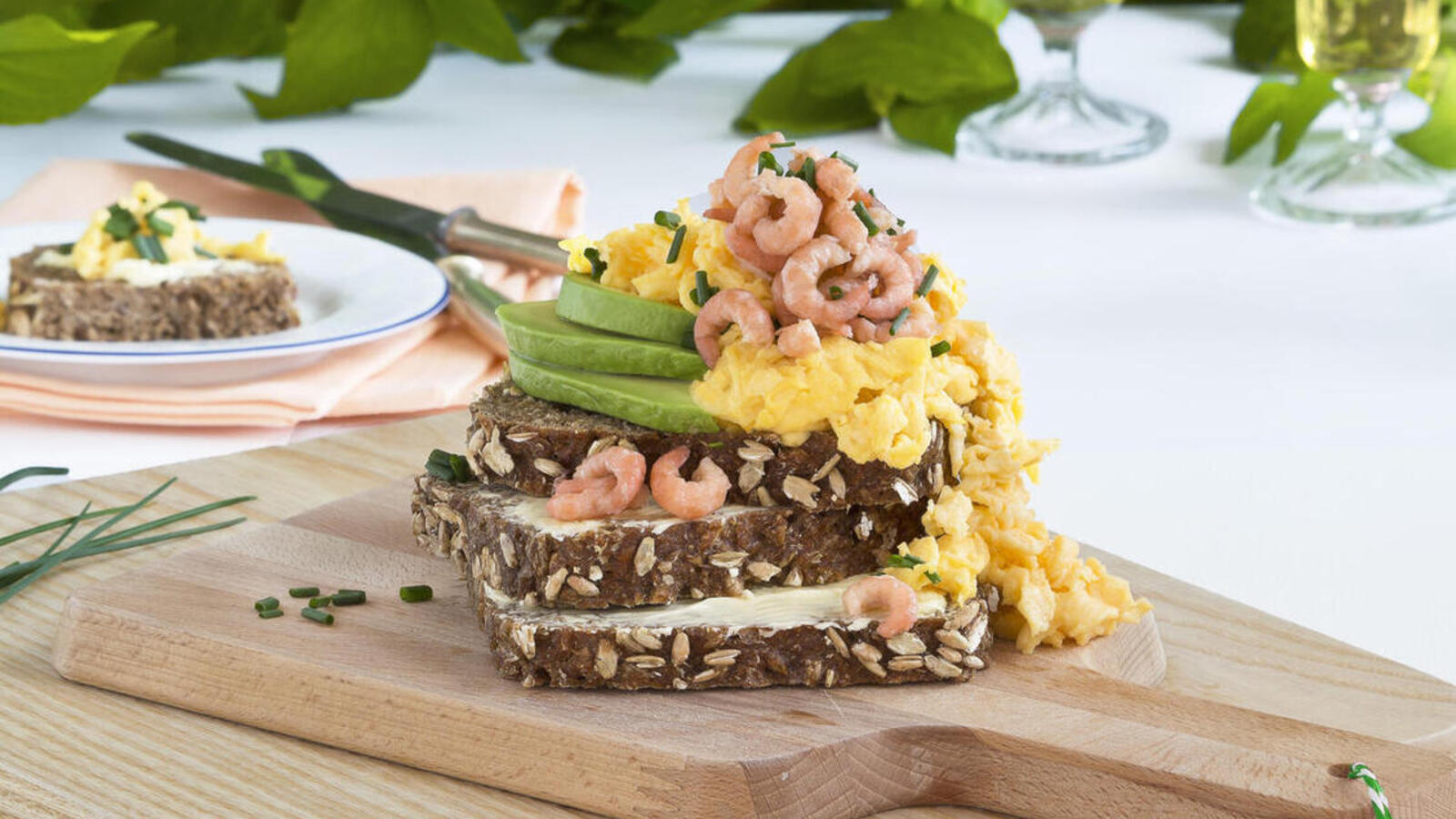 Snack mit Rührei und Nordsee-Krabben