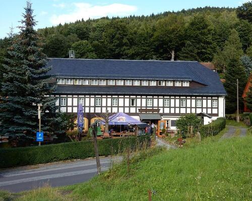 Außenansicht des Ringhotel Sonnebergbaude in Waltersdorf