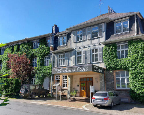 Hoteleingang des Ringhotel Kurhaus Ochs, 4-Sterne Hotel in Schmitten